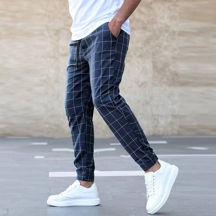 Karierte Herren Jogginghose mit modernem Design und praktischen Taschen, perfekte Mischung aus Komfort und Stil.
