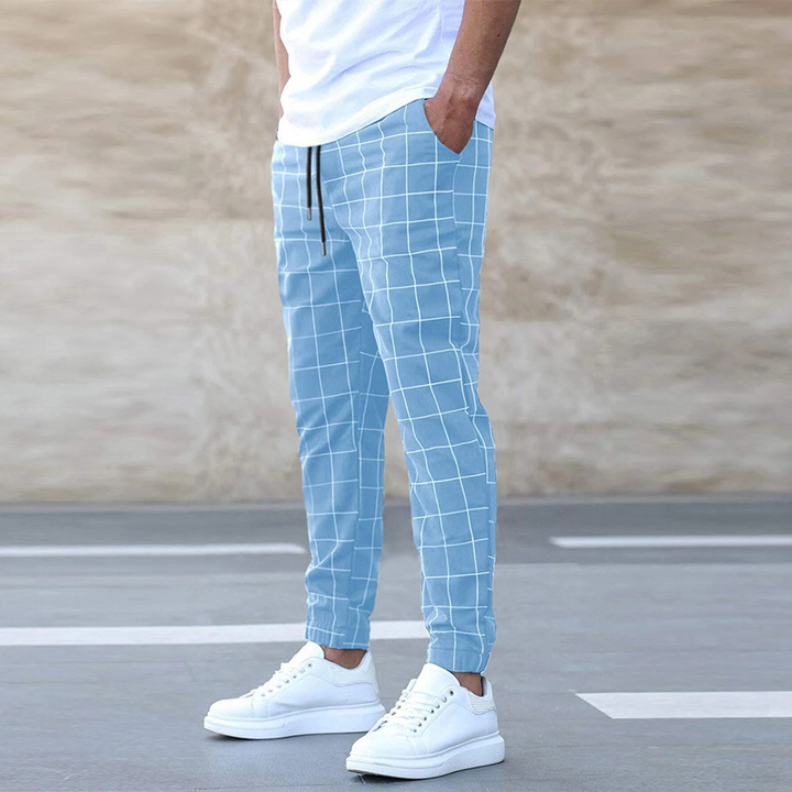 Karierte Herren Jogginghose mit modernem Design und praktischen Taschen, perfekte Mischung aus Komfort und Stil.