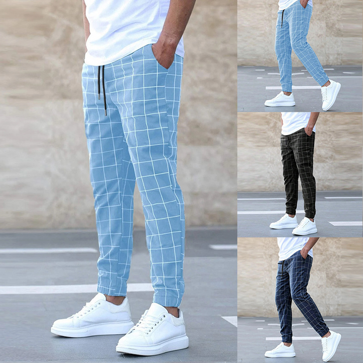 Karierte Herren Jogginghose mit modernem Design und praktischen Taschen, perfekte Mischung aus Komfort und Stil.