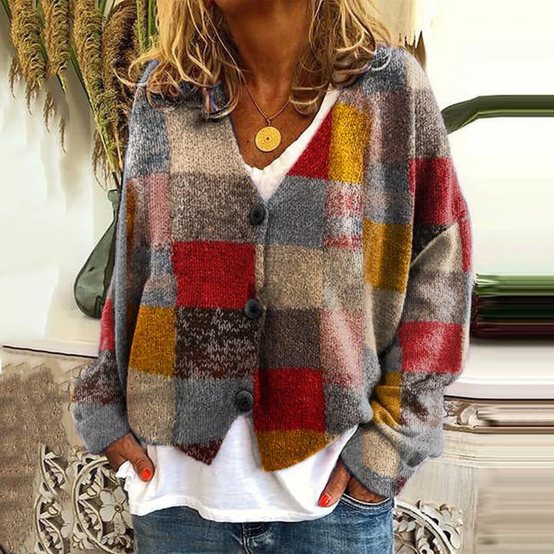 Frau trägt karierten Strickcardigan in Rot, Grau, Gelb; lässige Herbstmode, gemütlicher Stil.