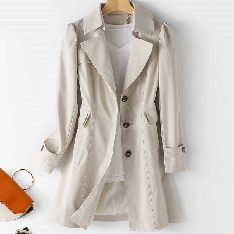 "Khakifarbener Damen Trenchcoat mit Knöpfen, elegant gestaltet für vielseitige Looks, hängt auf einem Kleiderbügel."