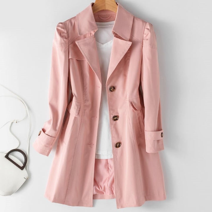 "Khakifarbener Damen Trenchcoat mit Knöpfen, elegant gestaltet für vielseitige Looks, hängt auf einem Kleiderbügel."