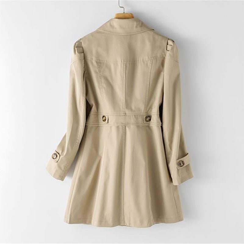 "Khakifarbener Damen Trenchcoat mit Knöpfen, elegant gestaltet für vielseitige Looks, hängt auf einem Kleiderbügel."