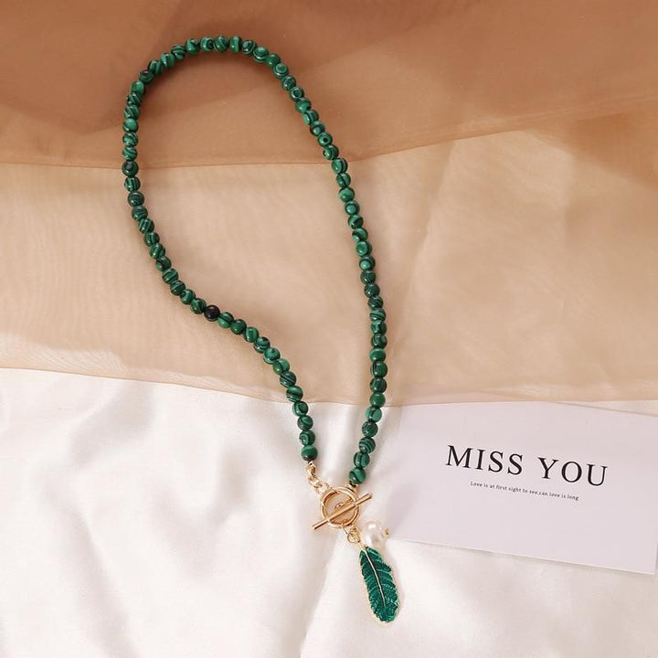 Grüne Malachit-Halskette mit Federanhänger, Boho-Stil, handgefertigt, Damen-Schmuck.