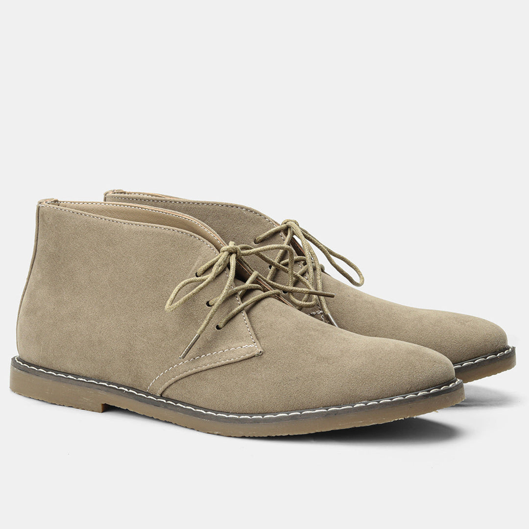 "Klassische Herren-Desert Boots aus Vintage Leder mit robuster Gummisohle und elegantem Design, seitliche Ansicht."