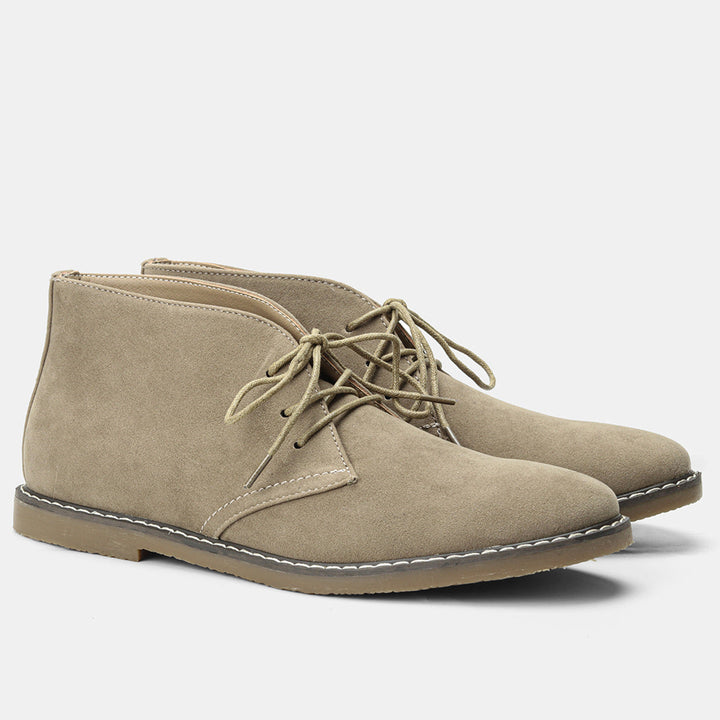 "Klassische Herren-Desert Boots aus Vintage Leder mit robuster Gummisohle und elegantem Design, seitliche Ansicht."