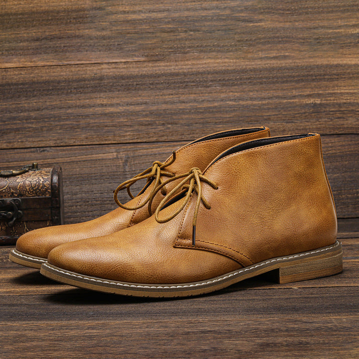 "Klassische Herren-Desert Boots aus Vintage Leder mit robuster Gummisohle und elegantem Design, seitliche Ansicht."