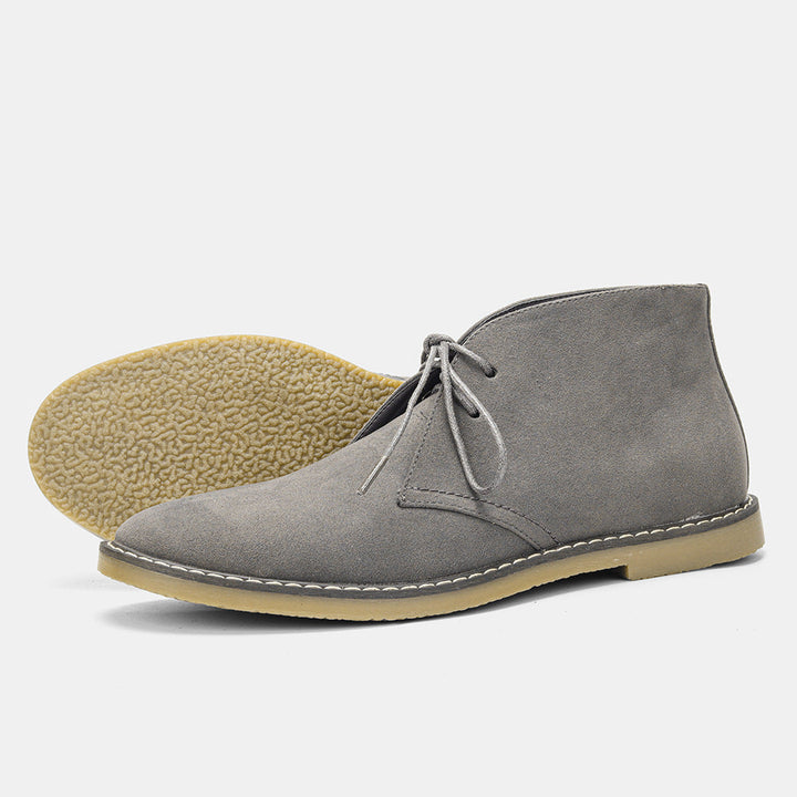 "Klassische Herren-Desert Boots aus Vintage Leder mit robuster Gummisohle und elegantem Design, seitliche Ansicht."