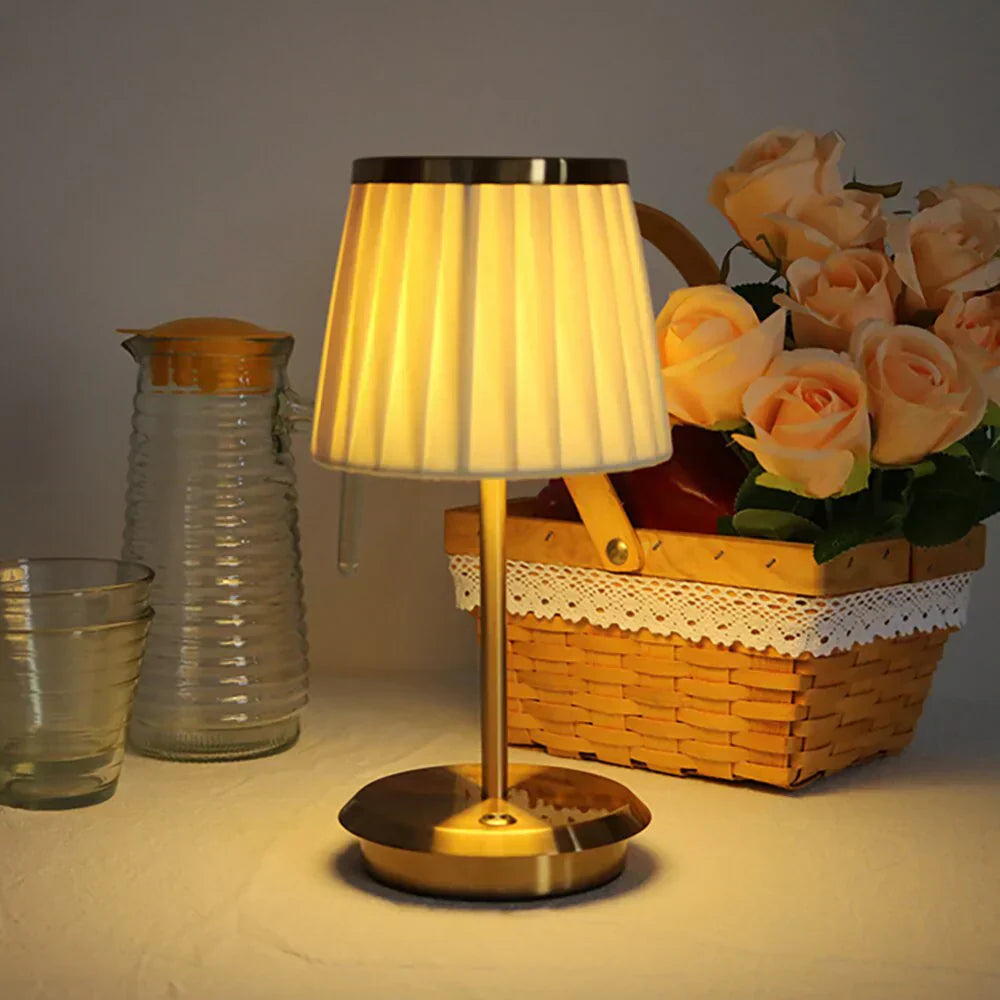 "Klassische Tischlampe aus Metall mit goldfarbenem Stoffschirm, vielseitig und elegant für Büro und Wohnräume."