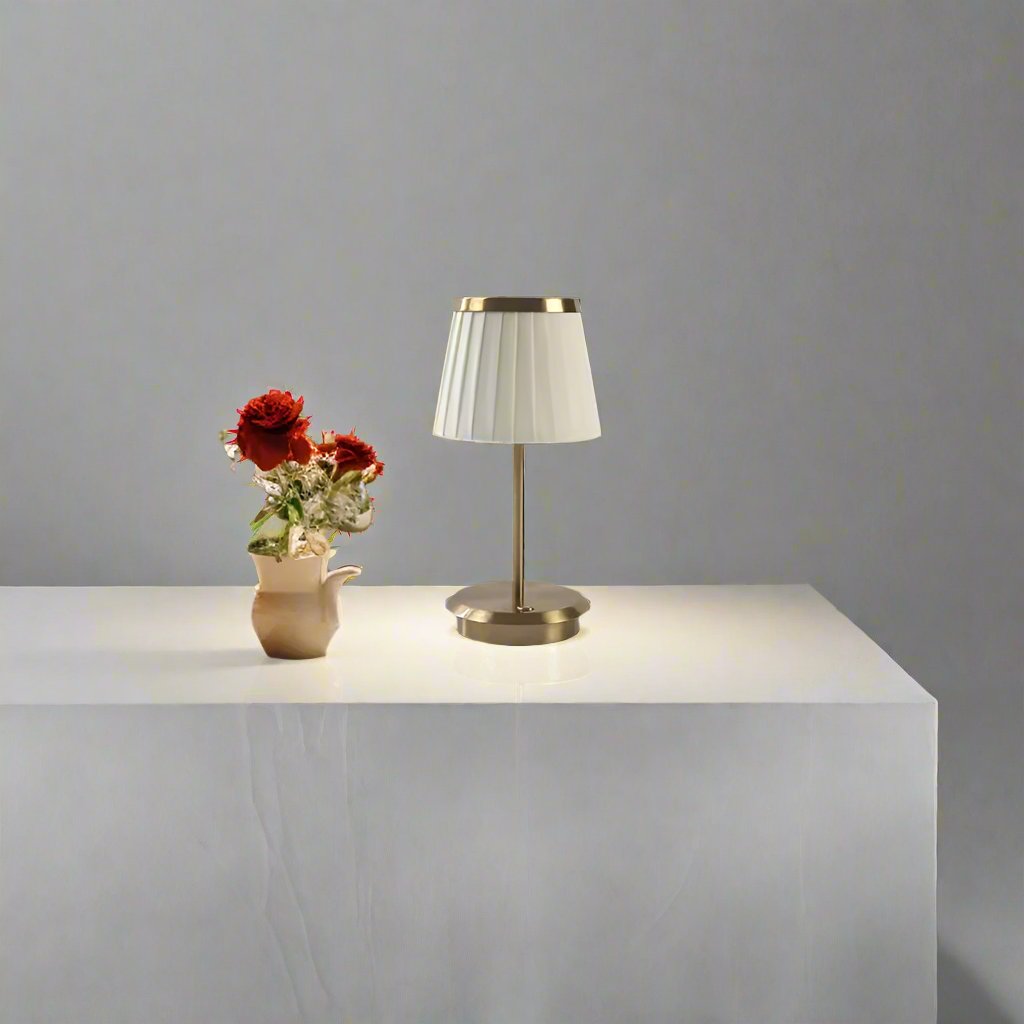 "Klassische Tischlampe aus Metall mit goldfarbenem Stoffschirm, vielseitig und elegant für Büro und Wohnräume."