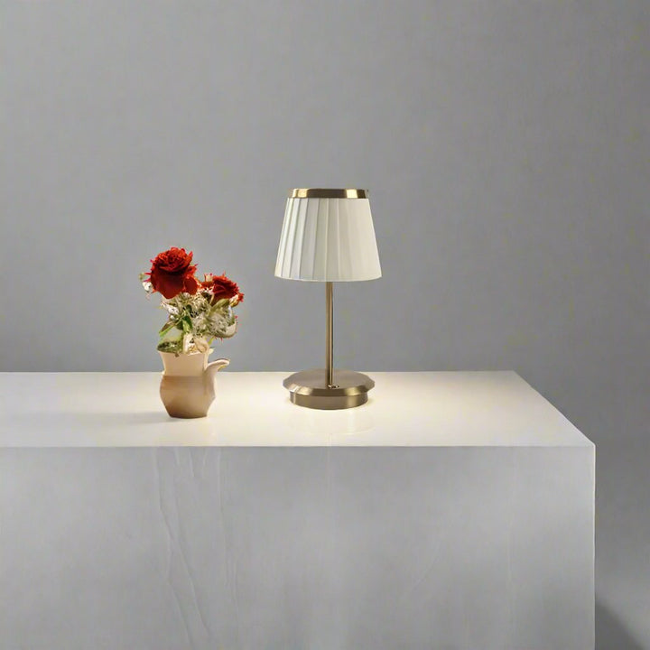"Klassische Tischlampe aus Metall mit goldfarbenem Stoffschirm, vielseitig und elegant für Büro und Wohnräume."