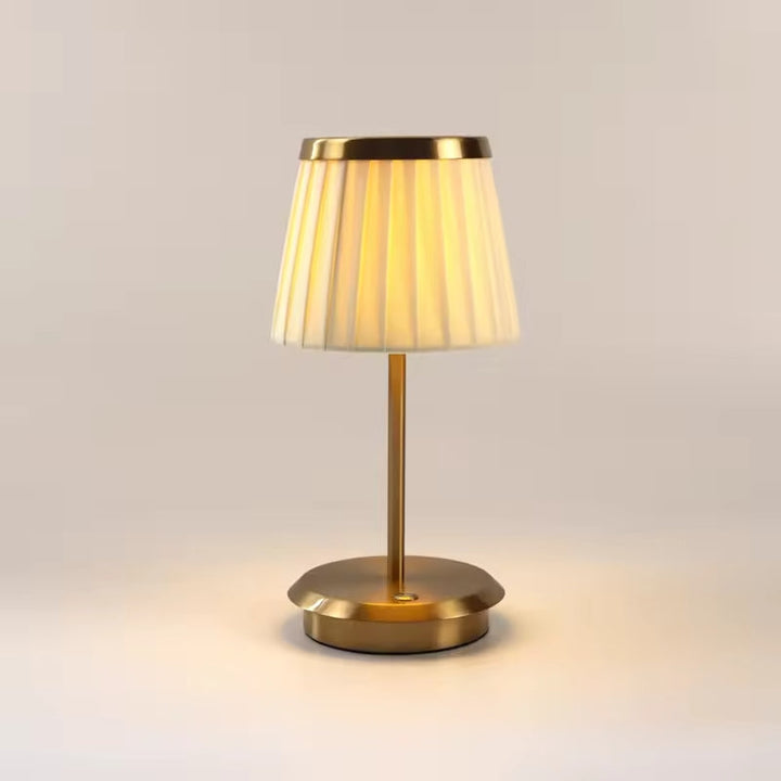 "Klassische Tischlampe aus Metall mit goldfarbenem Stoffschirm, vielseitig und elegant für Büro und Wohnräume."