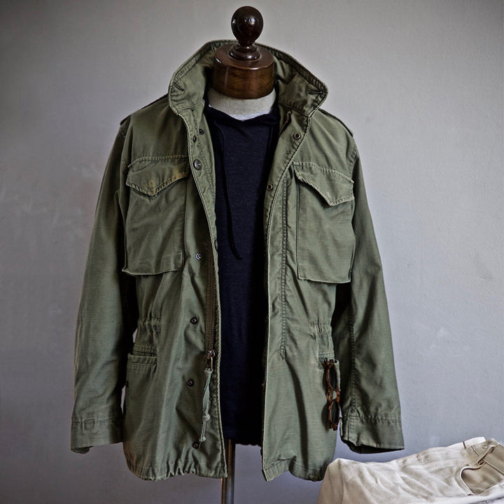 "Klassische Utility-Jacke mit Taschen, olivgrün, militärisches Design, robust für Outdoor-Abenteuer, Damenjacke."