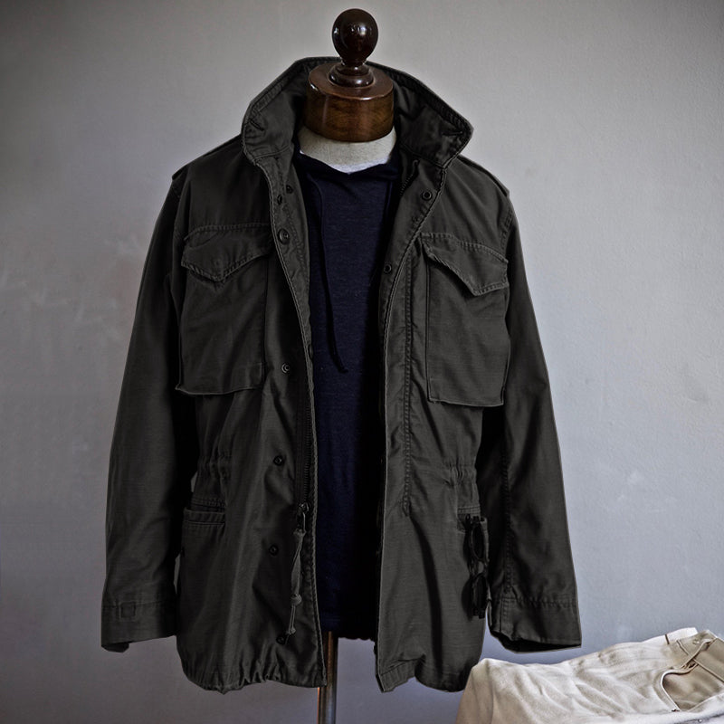 "Klassische Utility-Jacke mit Taschen, olivgrün, militärisches Design, robust für Outdoor-Abenteuer, Damenjacke."