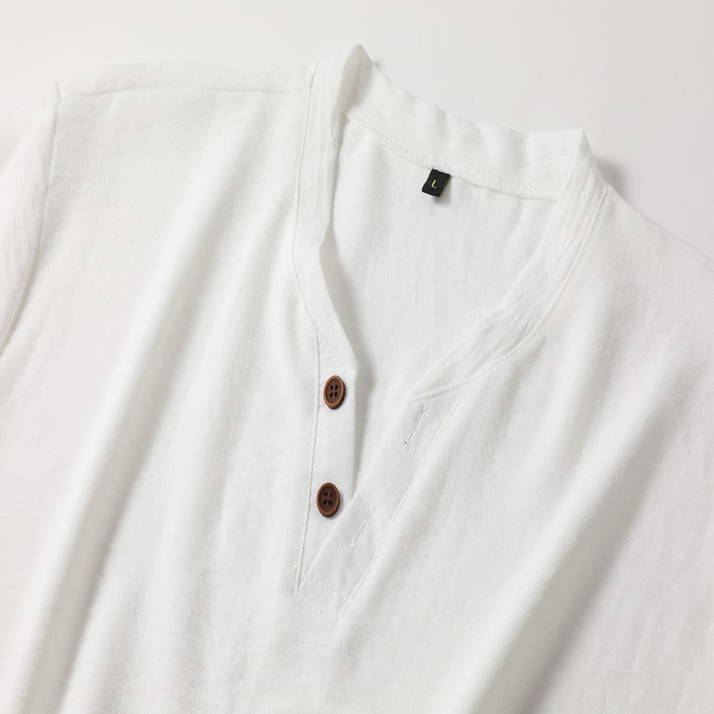 "Klassisches Herrenhemd mit V-Ausschnitt, schlichter Stil, raffinierte Eleganz, hochwertige Materialien, schlanke Silhouette.