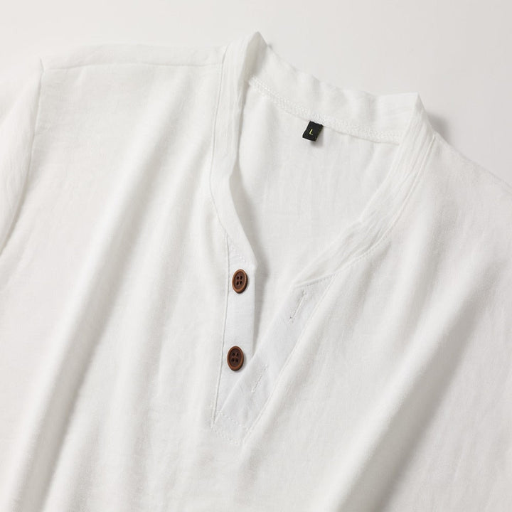 "Klassisches Herrenhemd mit V-Ausschnitt, schlichter Stil, raffinierte Eleganz, hochwertige Materialien, schlanke Silhouette.