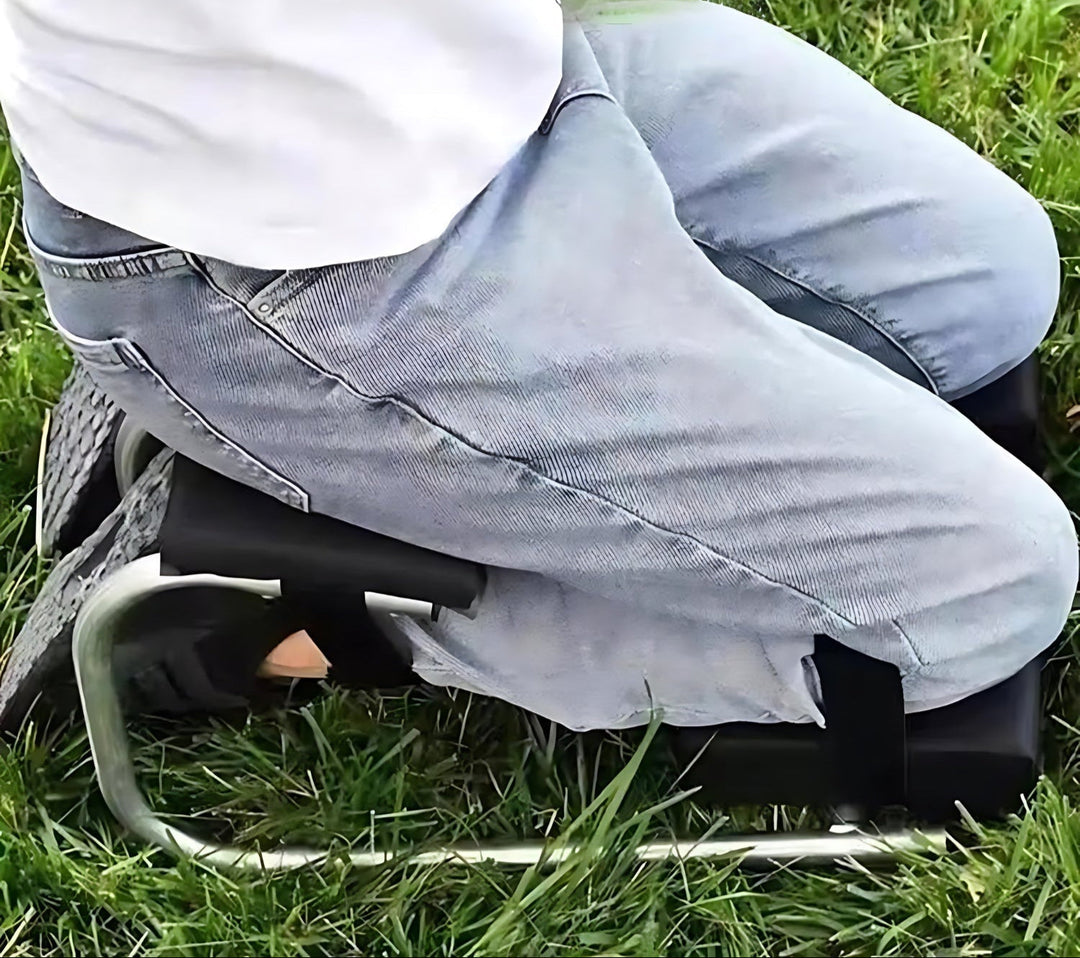 Person kniet auf tragbarem Kniekissen im Freien, Jeans, nachhaltige Konstruktion.