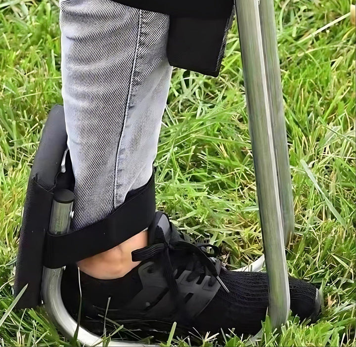 Person mit Knieunterstützung beim Gärtnern, Schmerzreduktion, ergonomisches Werkzeug.