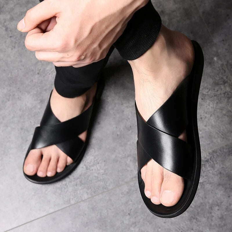 "Komfortable Ledersandalen für Herren mit gekreuzten Riemen, rutschfester Sohle und offenem Zehendesign, ideal für Outdoor."