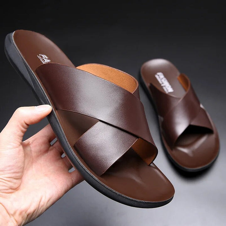 "Komfortable Ledersandalen für Herren mit gekreuzten Riemen, rutschfester Sohle und offenem Zehendesign, ideal für Outdoor."
