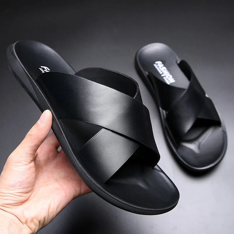 "Komfortable Ledersandalen für Herren mit gekreuzten Riemen, rutschfester Sohle und offenem Zehendesign, ideal für Outdoor."