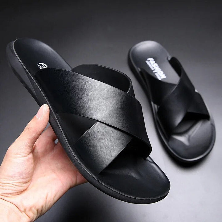 "Komfortable Ledersandalen für Herren mit gekreuzten Riemen, rutschfester Sohle und offenem Zehendesign, ideal für Outdoor."