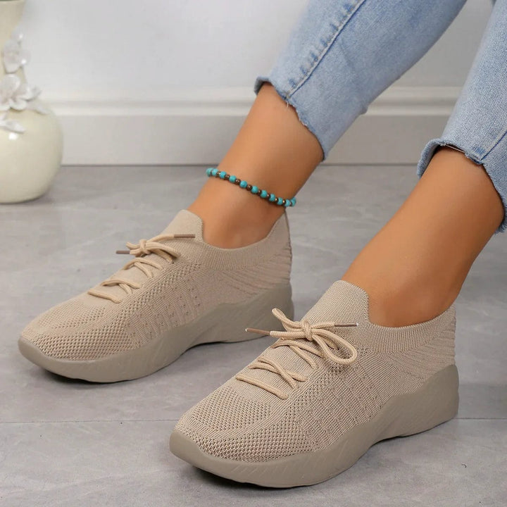 Komfortschuhe für Frauen in Beige, unterstützen Haltung, ideal für Alltag und Freizeit. Stilvoll und bequem für gesunde Füße.