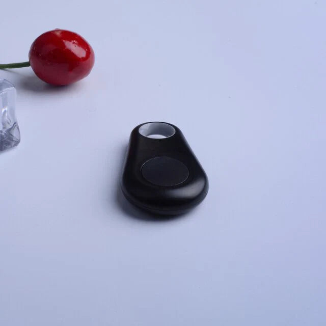 "Kompakter GPS-Tracker für Haustiere, wasserdicht, ideal zur Echtzeit-Ortung von Hunden und Katzen, an Halsband befestigt."