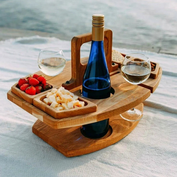 "Kompakter, klappbarer Weintisch aus Holz mit Snackfächern, Glashalterungen und Flaschenhaltern für Outdoor-Genuss."