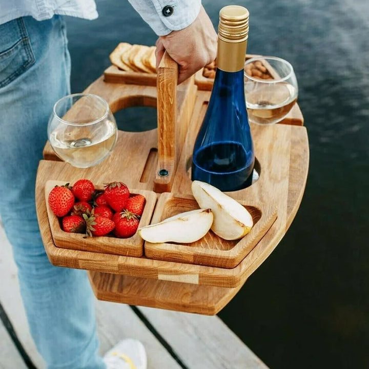 "Kompakter, klappbarer Weintisch aus Holz mit Snackfächern, Glashalterungen und Flaschenhaltern für Outdoor-Genuss."