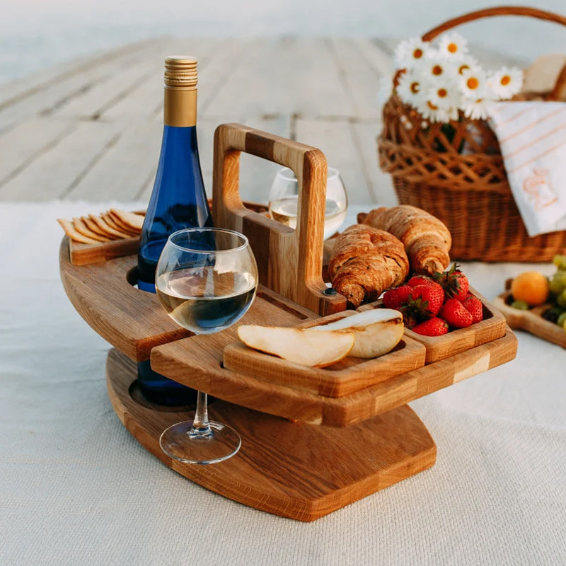 "Kompakter, klappbarer Weintisch aus Holz mit Snackfächern, Glashalterungen und Flaschenhaltern für Outdoor-Genuss."