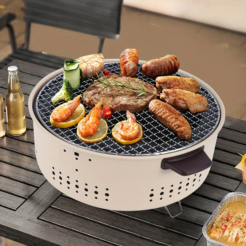 Kompakter rauchfreier Holzkohlegrill, tragbar, ideal für draußen, gleichmäßige Hitze, schwarze Oberfläche, sauberer Einsatz.