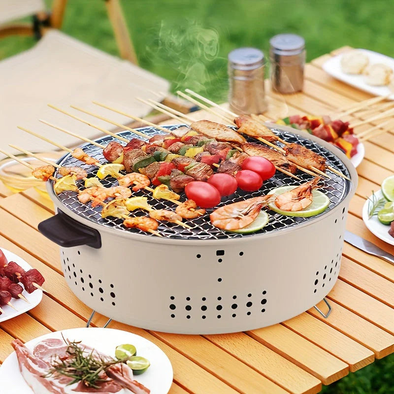 Kompakter rauchfreier Holzkohlegrill, tragbar, ideal für draußen, gleichmäßige Hitze, schwarze Oberfläche, sauberer Einsatz.