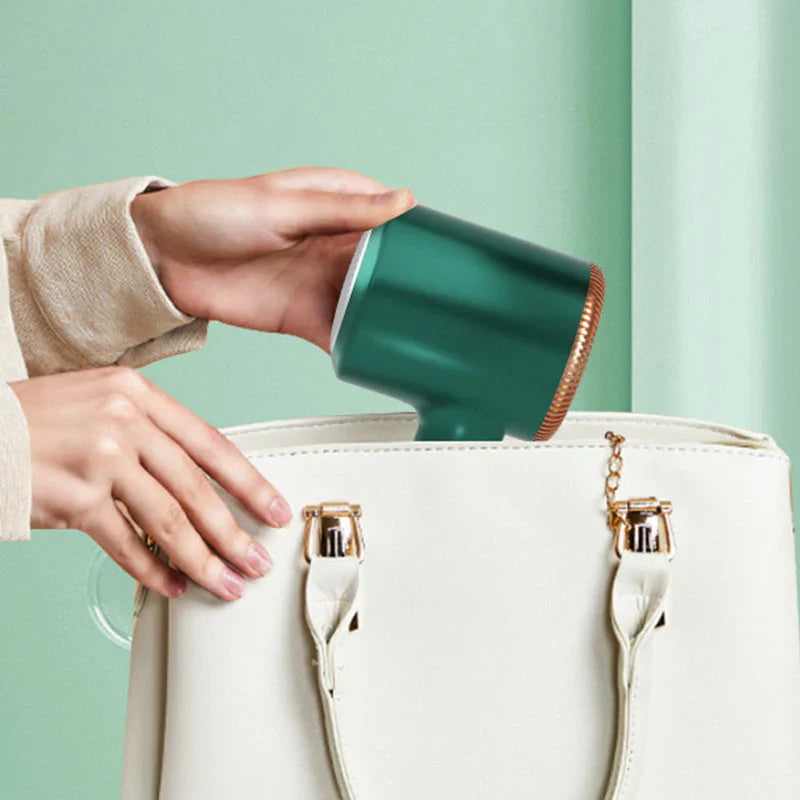 "Kompakter USB aufladbarer Fusselentferner, handlich, mit sanftem Rasurgitter, effektiv gegen Fusseln auf Kleidung."