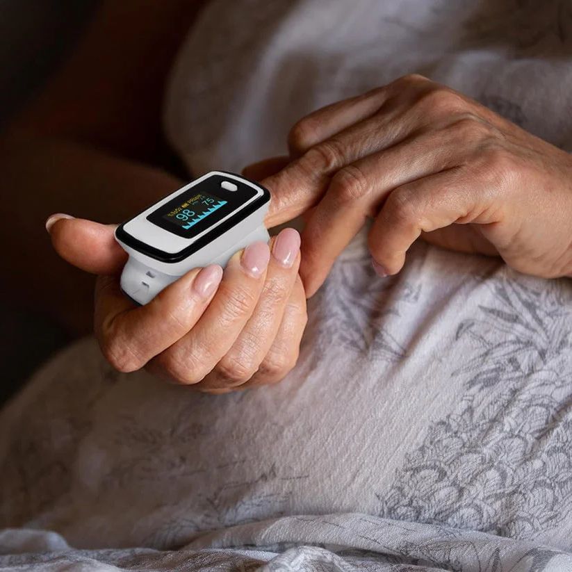 Kompaktes Fingerpuls Oximeter, digitales OLED-Display, präzise Messung von Sauerstoffsättigung und Herzfrequenz. Ideal unterw