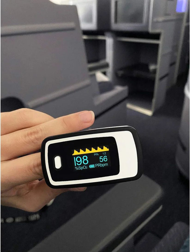 Kompaktes Fingerpuls Oximeter, digitales OLED-Display, präzise Messung von Sauerstoffsättigung und Herzfrequenz. Ideal unterw