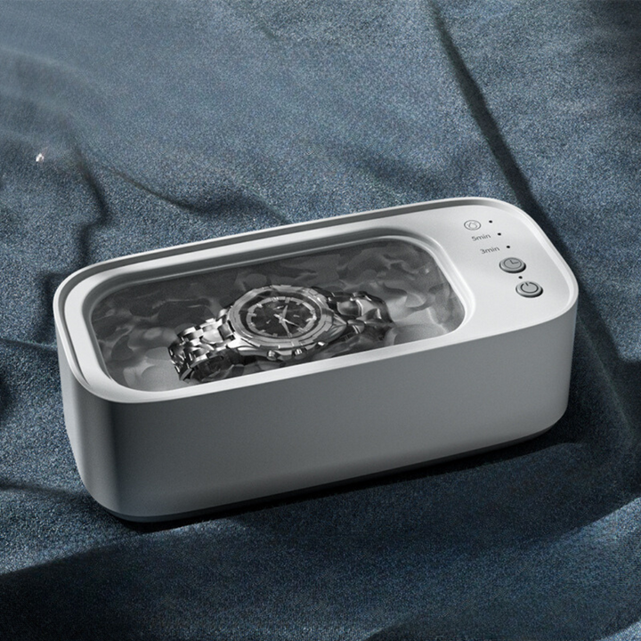 Kompaktes Ultraschallreinigungsgerät für Schmuck und Brillen, silberfarben, mit benutzerfreundlichem Design und moderner Tech