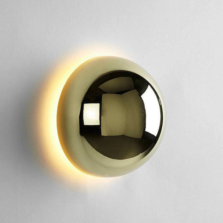 Moderne Bauhaus Wandleuchte mit mittelalterlichem Flair