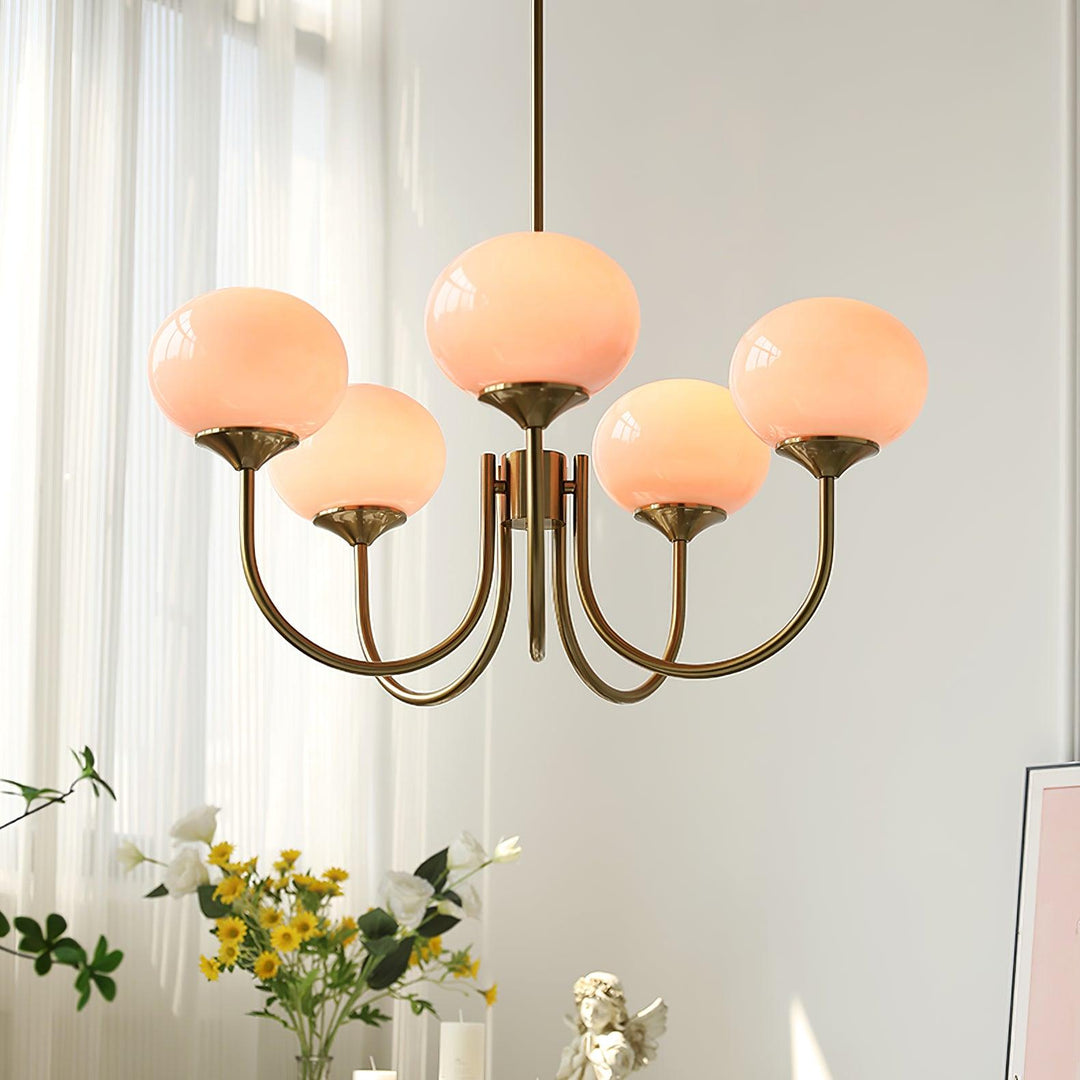 Moderne Kronleuchter mit rosa Glaskugeln, Messinggestell, Wohnzimmerbeleuchtung, elegant.