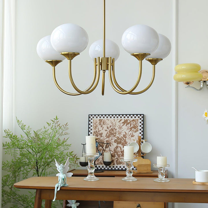Goldene Kronleuchter mit weißen Glaskugeln, modernes Design, Wohnzimmerbeleuchtung.
