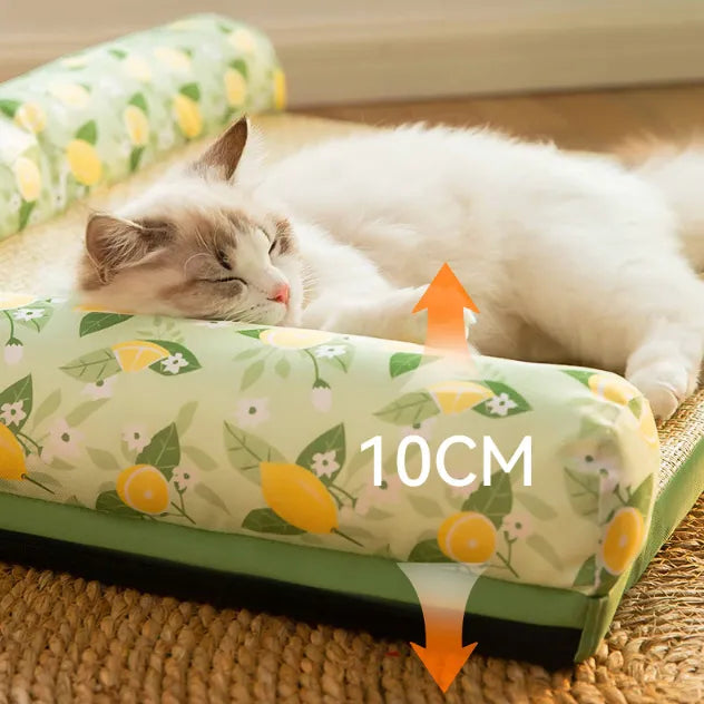 "Kühlmatte für Katzen mit erhöhtem Rand, hellblau, bietet erfrischenden Komfort und Geborgenheit auf heißen Sommertagen."