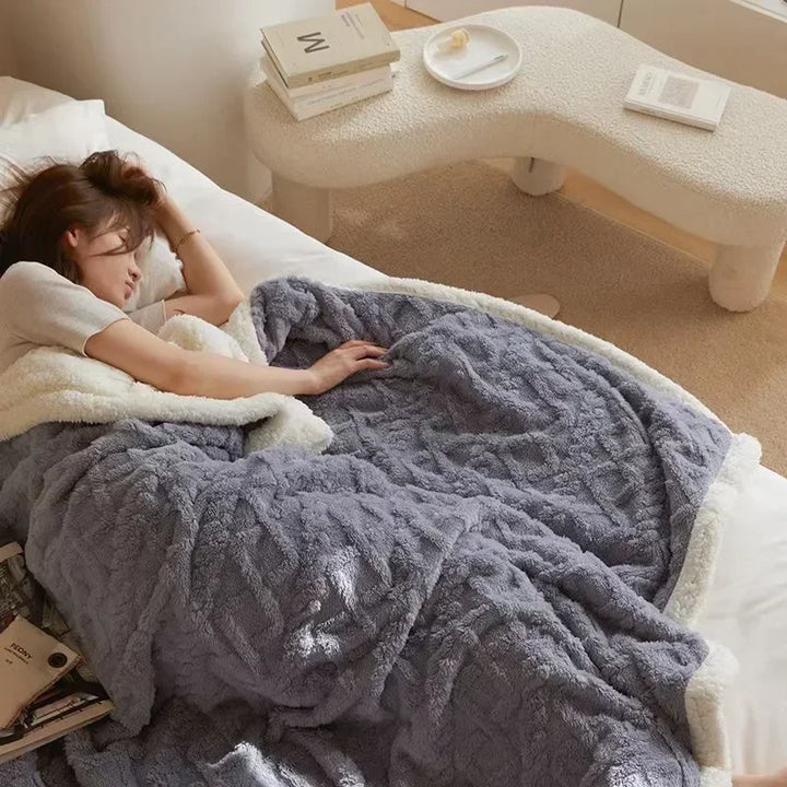 Frau schläft unter grauer, flauschiger Decke im Schlafzimmer, gemütliche Bettwäsche, Entspannung.
