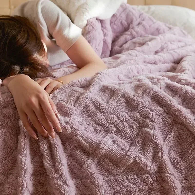 Frau schläft unter lila Kuscheldecke, weiches Material, gemütlich, Schlafzimmer, Entspannung.