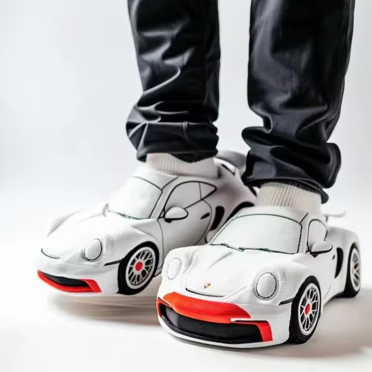 "Kuschelige Hausschuhe mit Auto-Design, stilvoller Ästhetik und rutschfester Sohle für warmen Winterkomfort."