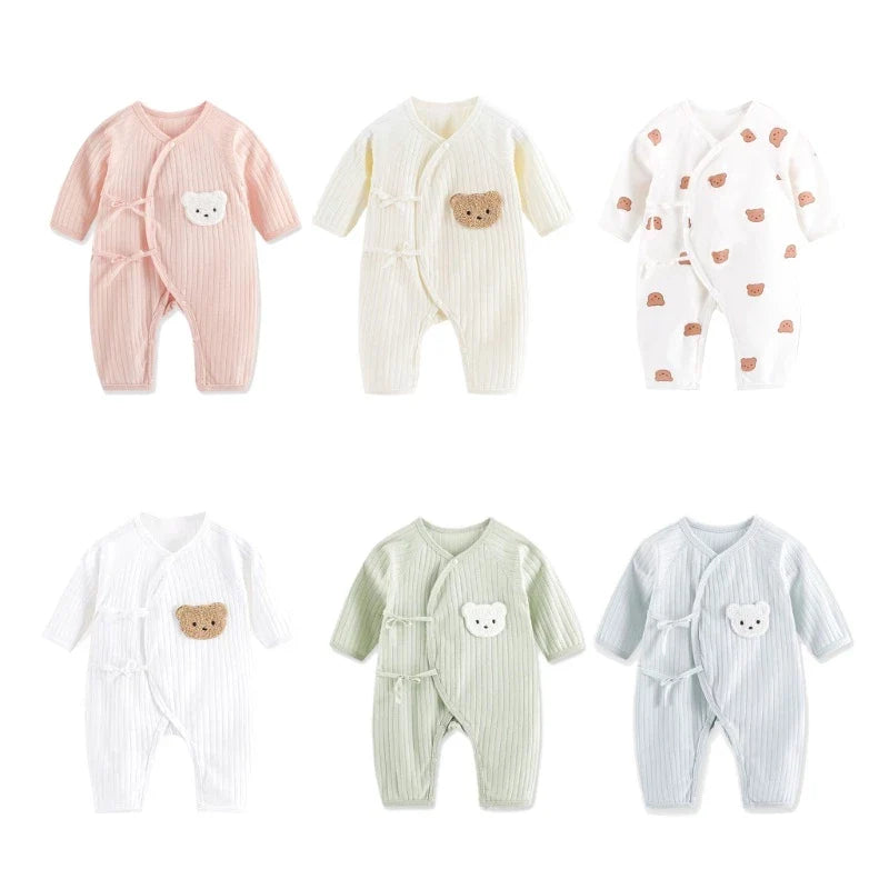 "Kuscheliger Babystrampler mit niedlichem Bärchen-Motiv, ideal für Frühling und Herbst, weiches Material, Druckknöpfe"