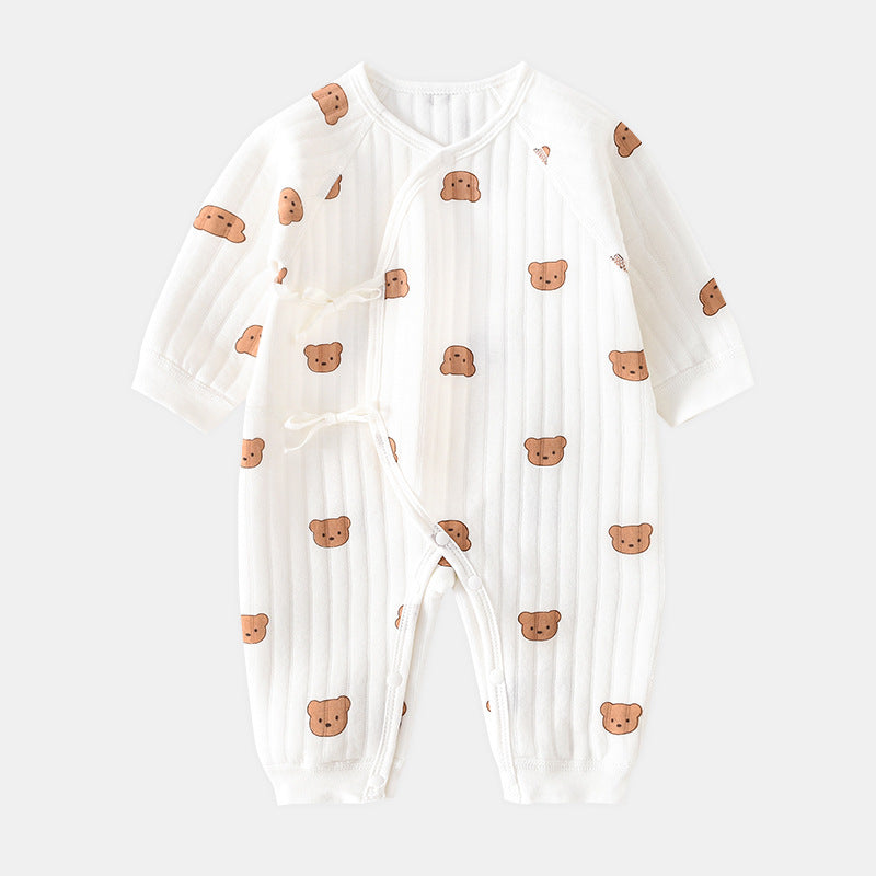 "Kuscheliger Babystrampler mit niedlichem Bärchen-Motiv, ideal für Frühling und Herbst, weiches Material, Druckknöpfe"