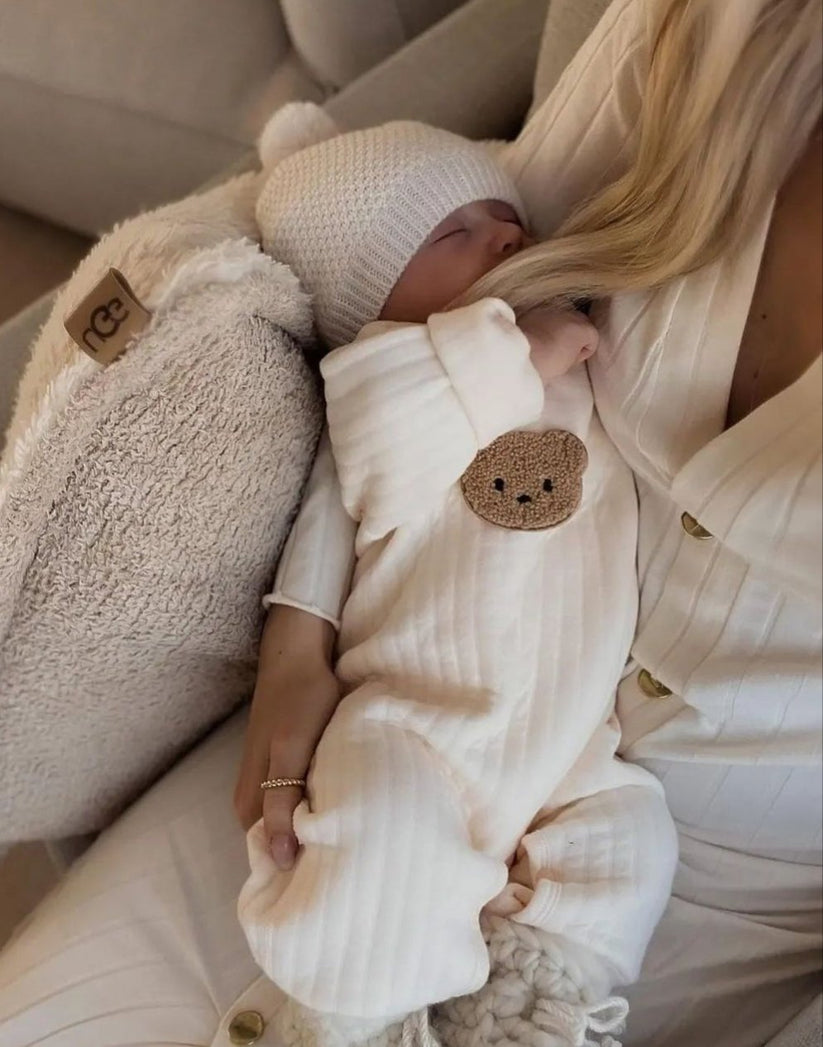 "Kuscheliger Babystrampler mit niedlichem Bärchen-Motiv, ideal für Frühling und Herbst, weiches Material, Druckknöpfe"