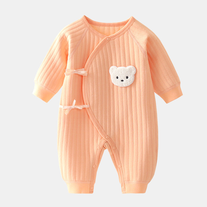"Kuscheliger Babystrampler mit niedlichem Bärchen-Motiv, ideal für Frühling und Herbst, weiches Material, Druckknöpfe"