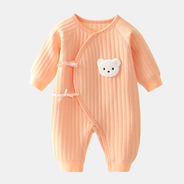 "Kuscheliger Babystrampler mit niedlichem Bärchen-Motiv, ideal für Frühling und Herbst, weiches Material, Druckknöpfe"