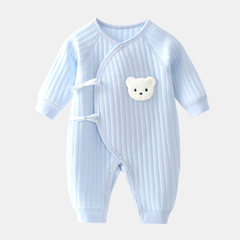 "Kuscheliger Babystrampler mit niedlichem Bärchen-Motiv, ideal für Frühling und Herbst, weiches Material, Druckknöpfe"